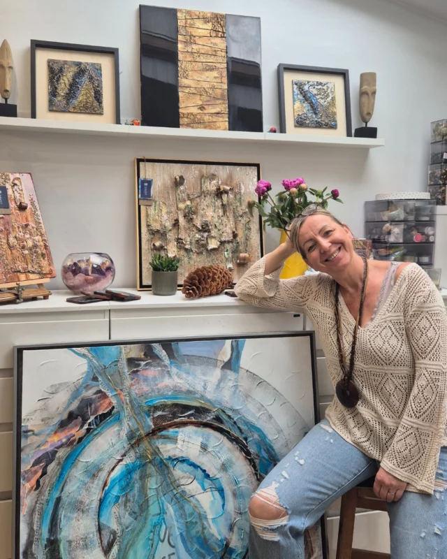 Meet our Cover Artist: @askagough 👋 🎨

“I want my art to be engaging beyond what you can see”.

Aska is a self-taught artist who creates stunning mixed media and sensory art. Her beautiful piece, Arabian Nights, is the cover for our Oct - Mar programme.

Based in Surrey, she is inspired by nature and the multi-sensory experience it offers meaning materials and textures are at the heart of her work. These can be as varied as tree bark, crystals and stone! 💎🌳

If you love Aska’s striking artwork and are inspired to create your own, she will be running two workshops in November and January.

🔗 Read our blog via the link in bio or visit guildford-institute.org.uk/meet-our-cover-artist-aska-gough/

📸: Aska Gough